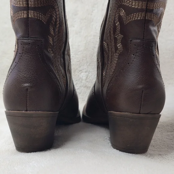 Brown Cowgirl Boots - Picture 4 of 16